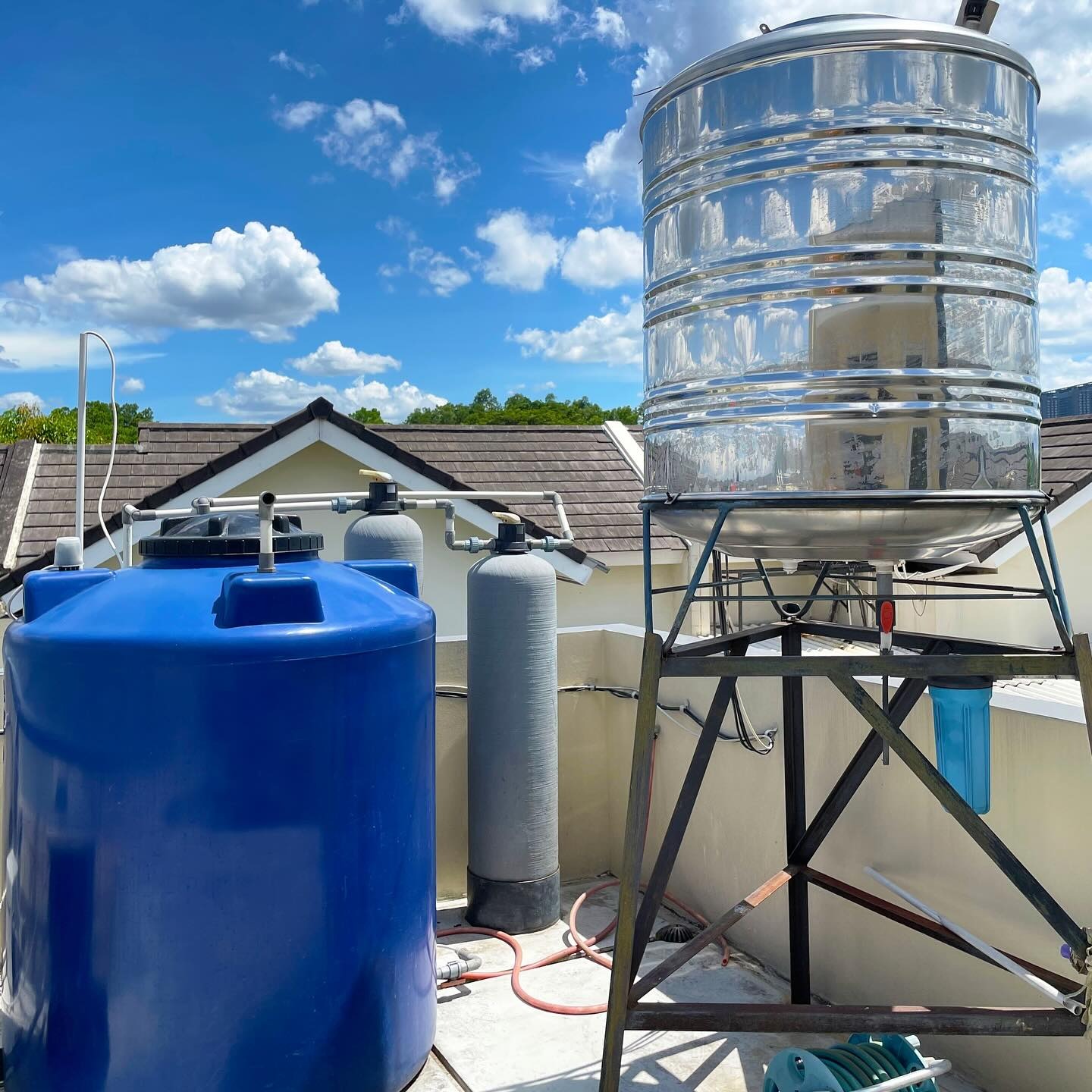 Instalasi filter air rooftop Aoba Water Solutions — sistem penyaringan rumah tangga